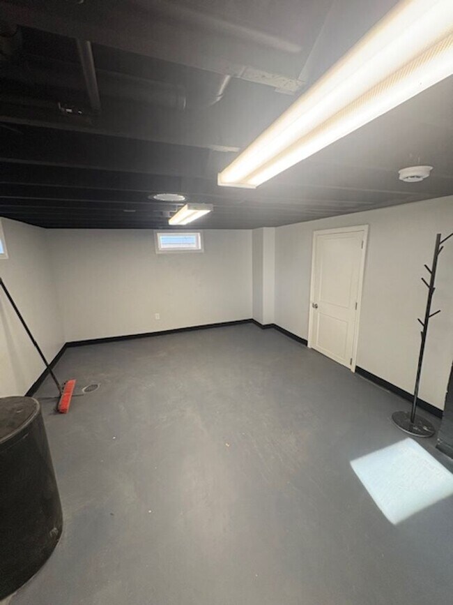 Building Photo - COMPLETE Remodel 2 Bedroom / 1 Bath House