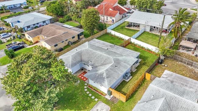 Building Photo - 2821 NE 2nd Ave