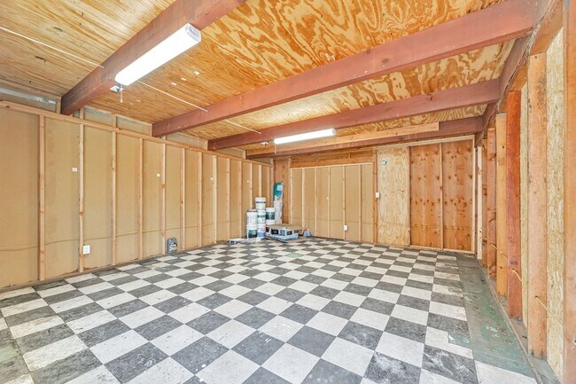 Building Photo - Beautifully Maintained 3-Bedroom Home l Hu...