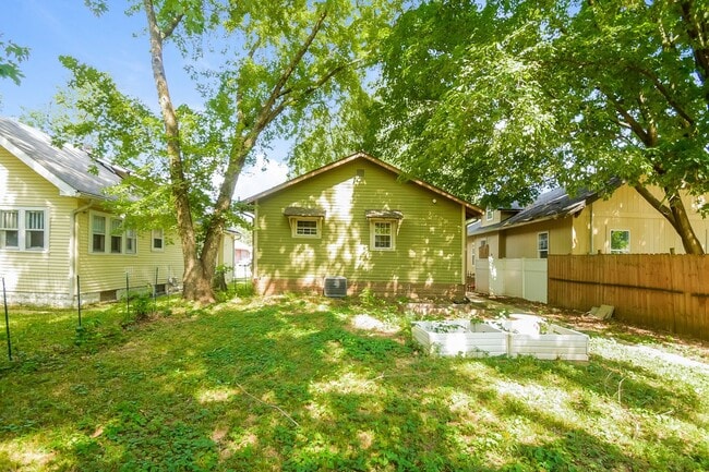 Building Photo - Charming Bungalow in South Broadripple