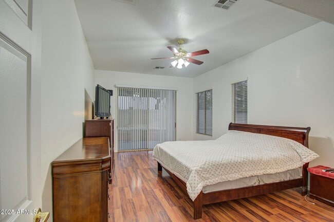 Building Photo - 218 E Sunburst Ln