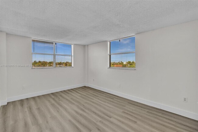 Building Photo - 16465 NE 22nd Ave