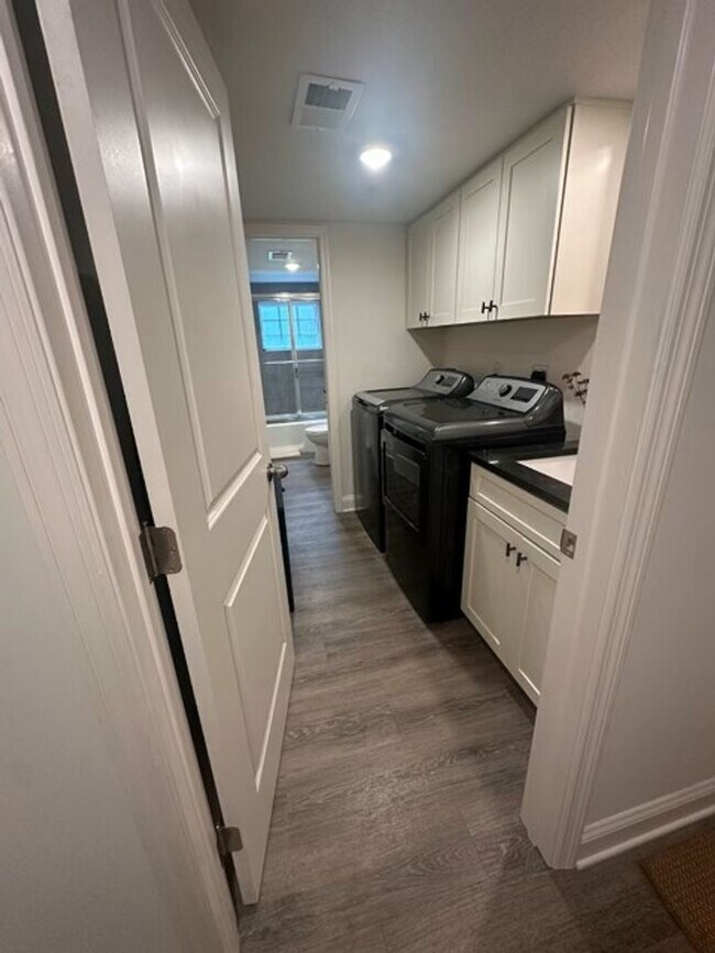 Building Photo - Fully Furnished House in West Hills – Knoxville, TN