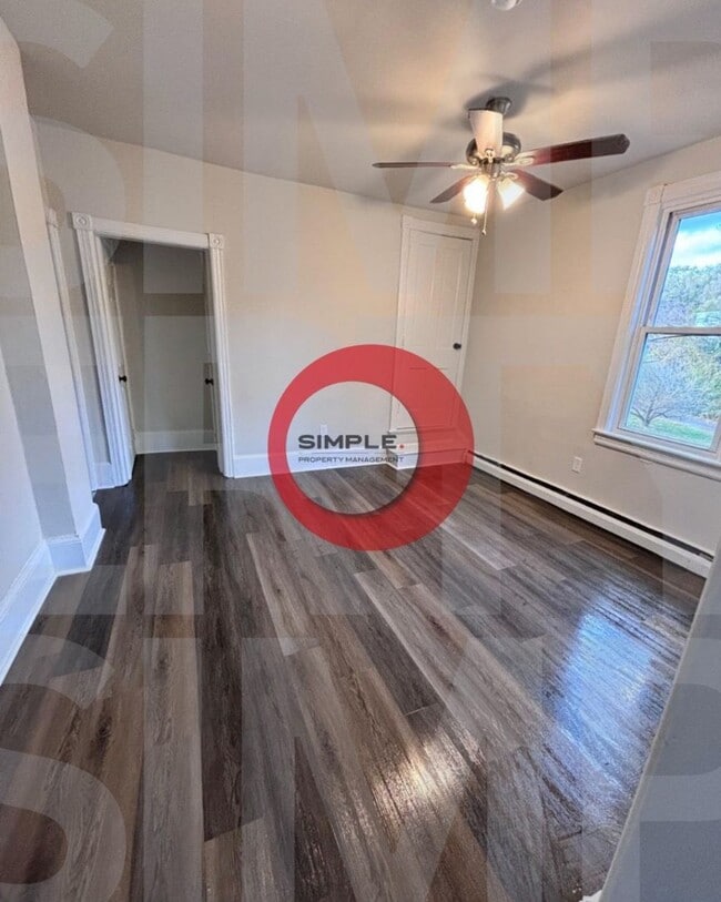 Building Photo - 3 Bedroom House