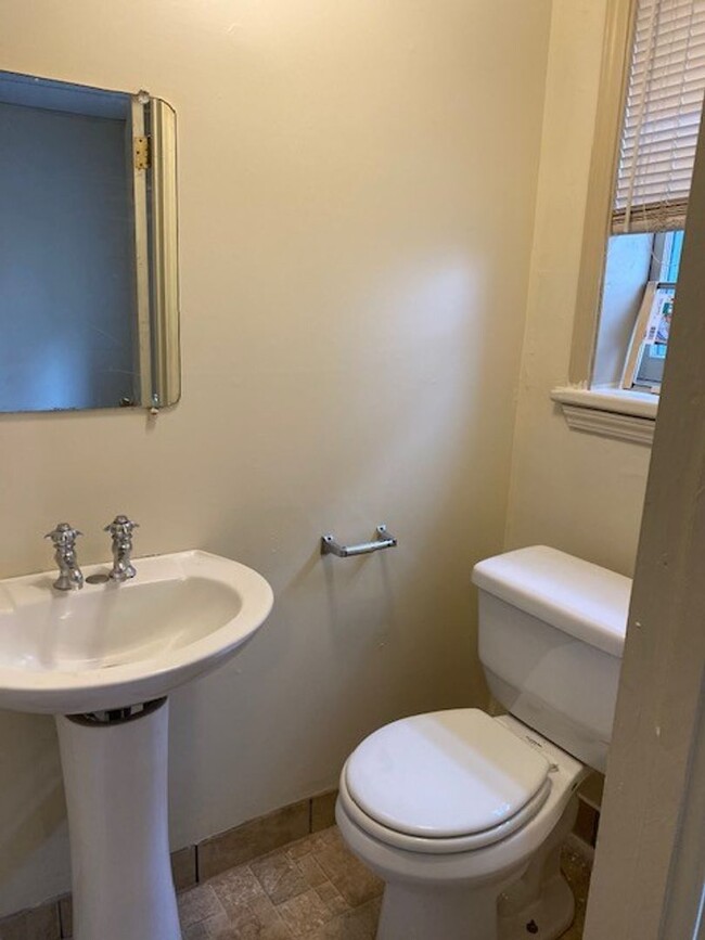 Building Photo - 1 Bedroom Efficiency For Rent Located on 2...