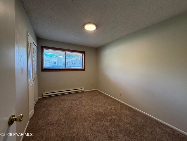 Building Photo - 366 W Tamarack Ln
