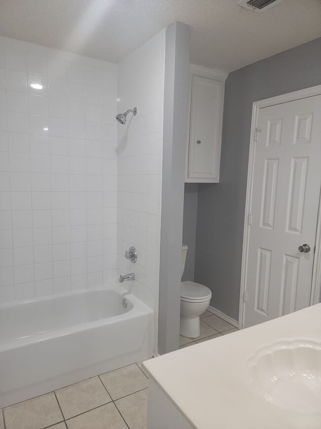 Building Photo - 3/2/2 in South Pointe with Lots of Features