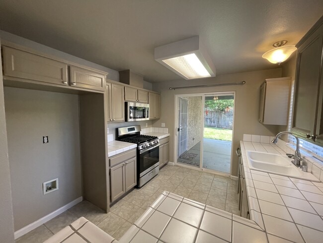 Building Photo - 3079 Boulder Dr