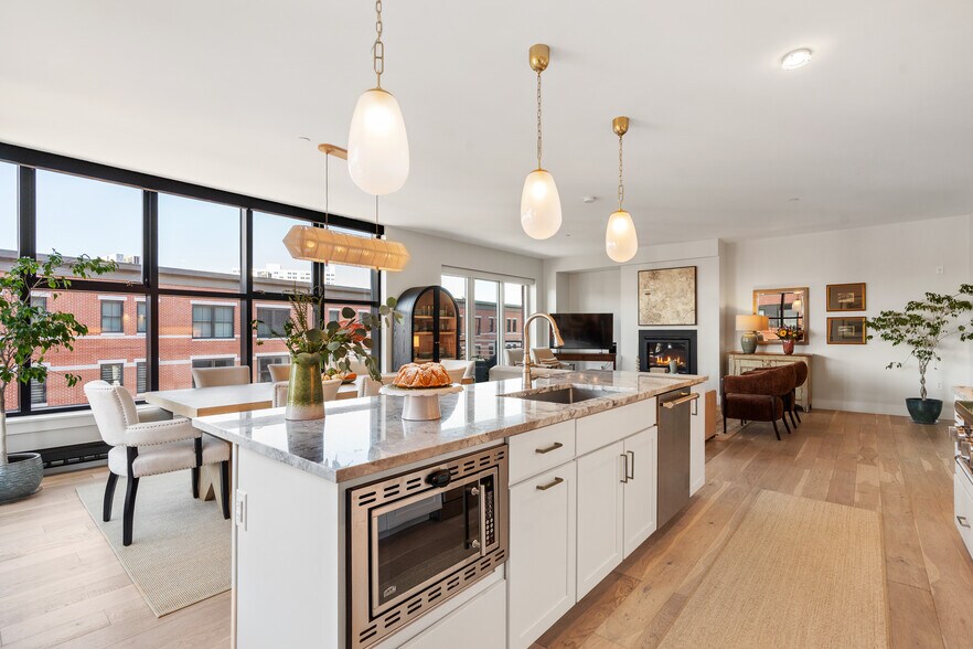 Building Photo - 383 Commercial St