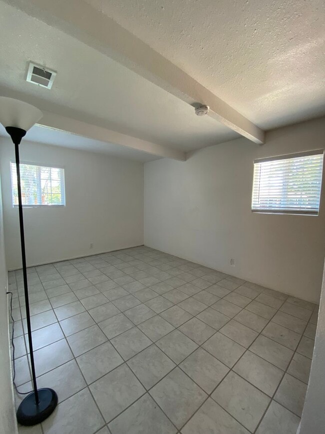 Building Photo - Nice 3 bedroom 1 bath with office Walking ...