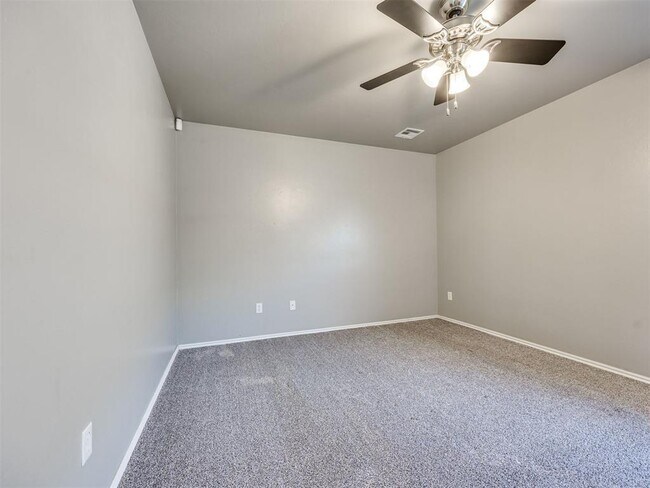 Building Photo - 609 E Linden Ln