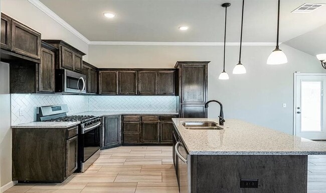 Building Photo - Beautiful 4 Bedroom Home 2 bathroom home!