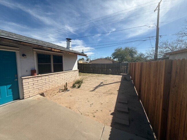 Building Photo - 2510 E Eastland St