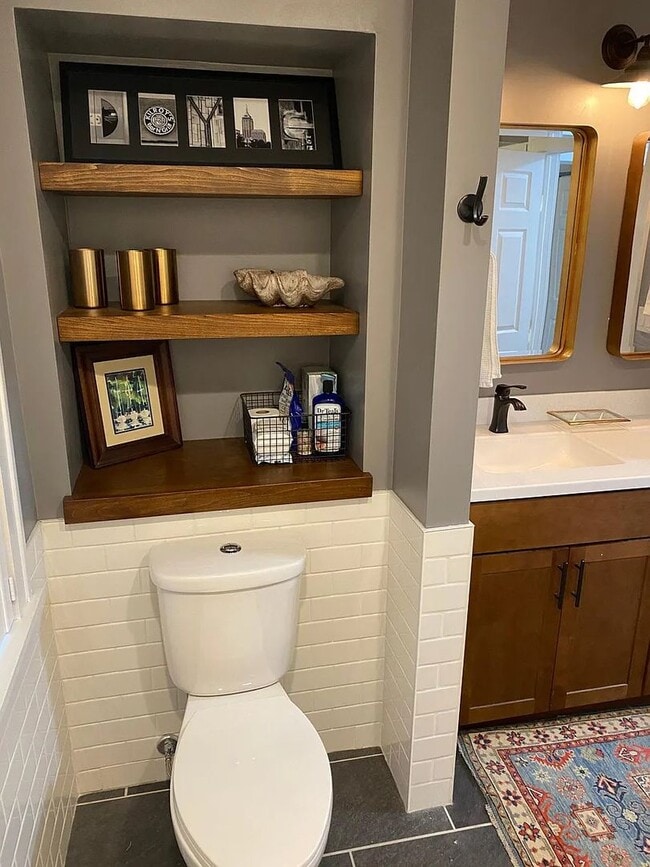 Building Photo - Spacious Downtown Indy Townhouse with Char...