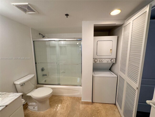 Building Photo - 1200 Brickell Bay Dr