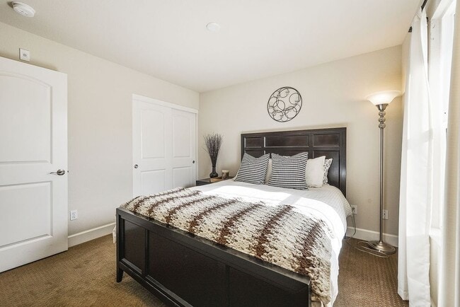 Building Photo - UPDATED LARGE 1600 sq/ft 3BR/3.5BA Central...