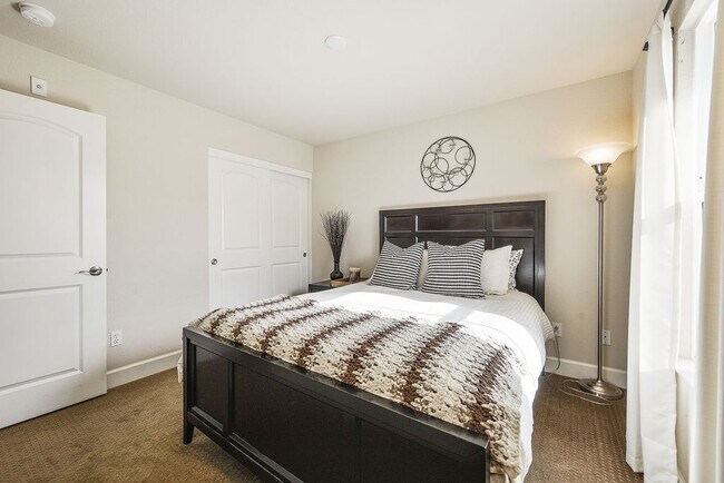 Building Photo - UPDATED LARGE 1600 sq/ft 3BR/3.5BA Central Mtn View Townhome AVAILABLE NOW