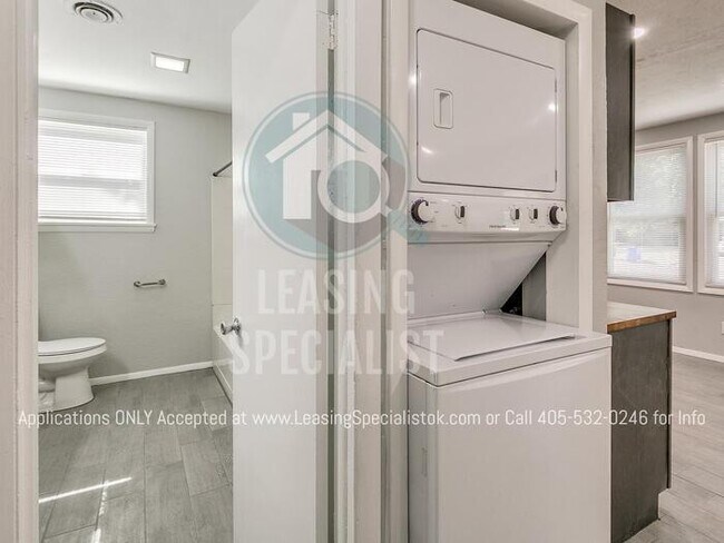 Building Photo - Adorable Custom 2 Bed Bungalow House Available to Prelease for August 2026!