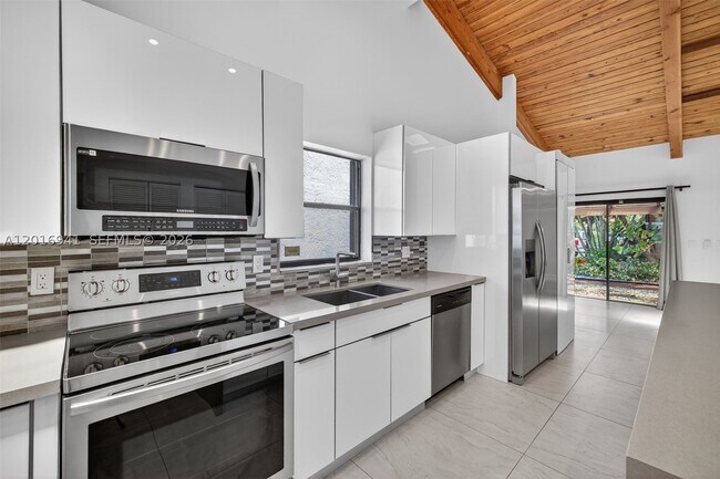 Building Photo - 2619 Parkview Dr S