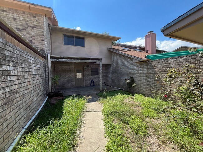 Building Photo - Townhome in the Heart of the Southside!