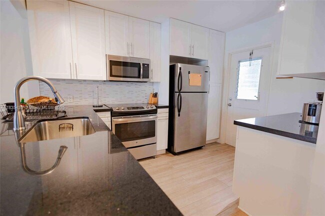 Building Photo - 2751 N Palm Aire Dr