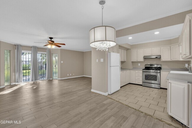 Building Photo - 350 Thunderbird Dr