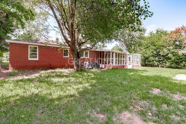 Building Photo - Charming 4 Bedroom in Batesburg-Leesville!