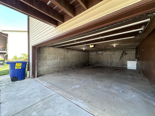Building Photo - 2746 Nicolet Dr