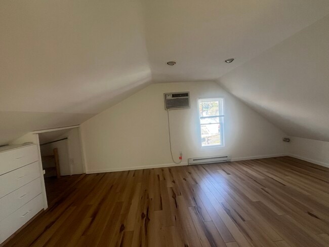 Building Photo - 3 Laura St