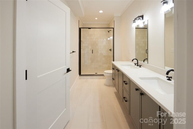 Building Photo - 1302 E 10th St