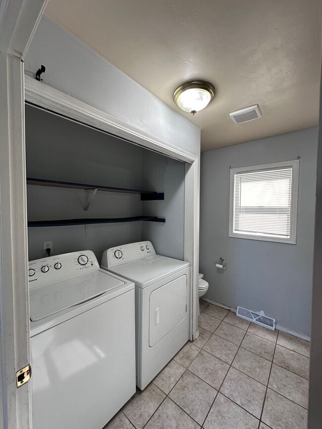 Building Photo - UPDATED 3 BR/1 BATH CENTRALLY LOCATED IN GREEN BAY