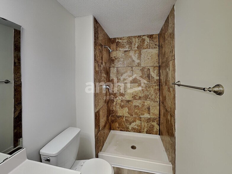 Building Photo - 11202 N Lewis Ave