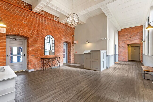 Building Photo - 25 Grand St