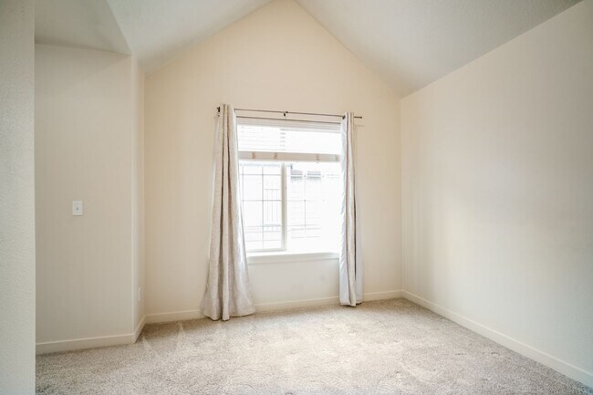 Building Photo - 2/2.5 bth Townhome + Garage + A/C + W/D + Balcony + Pets Welcome!!