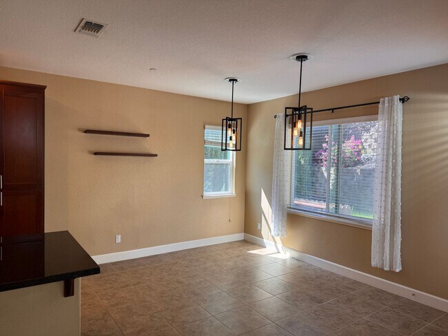 Building Photo - Lovely 3/2.5 in perfect location!