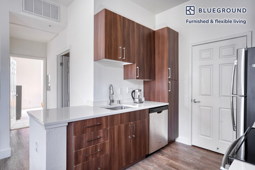 Building Photo - 1265 Lakeside Dr