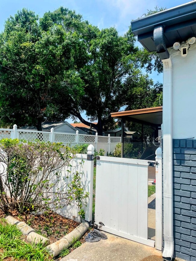 Building Photo - Stylish 3-Bedroom Bungalow Near Downtown Tampa - AVAILABLE ON JULY 5TH