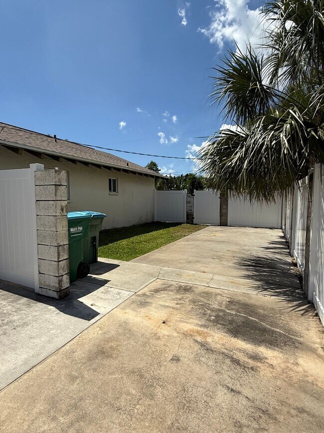Building Photo - Pool home in Melbourne Beach