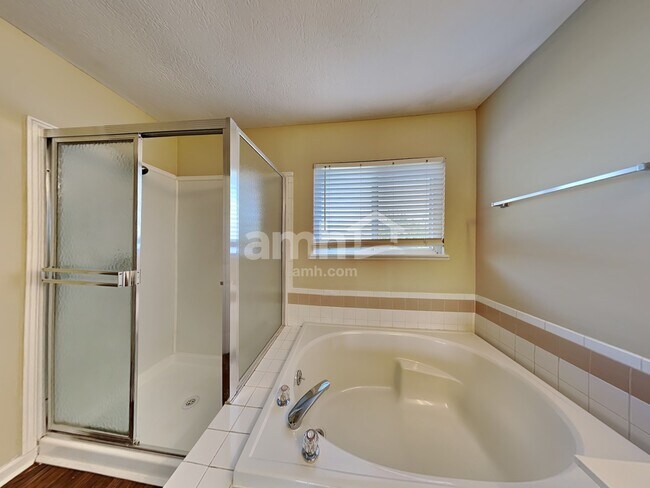 Building Photo - 900 Suntree Dr