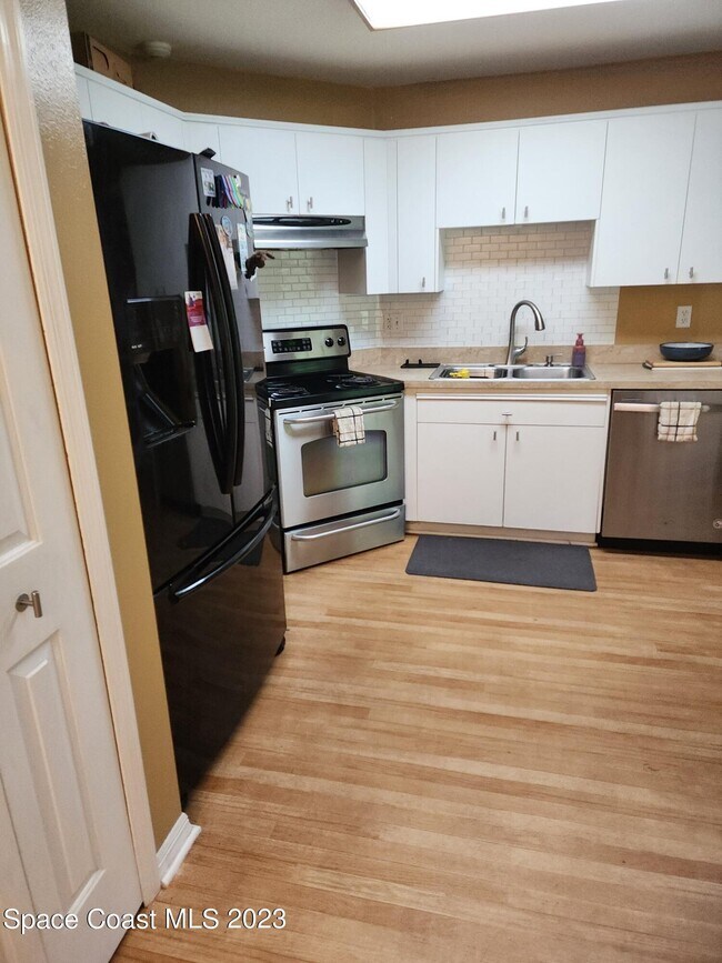 Building Photo - 890 Spirea Dr
