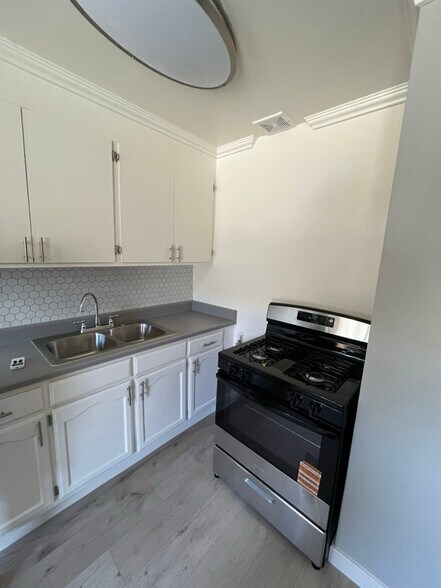 Building Photo - 20033 Saticoy St