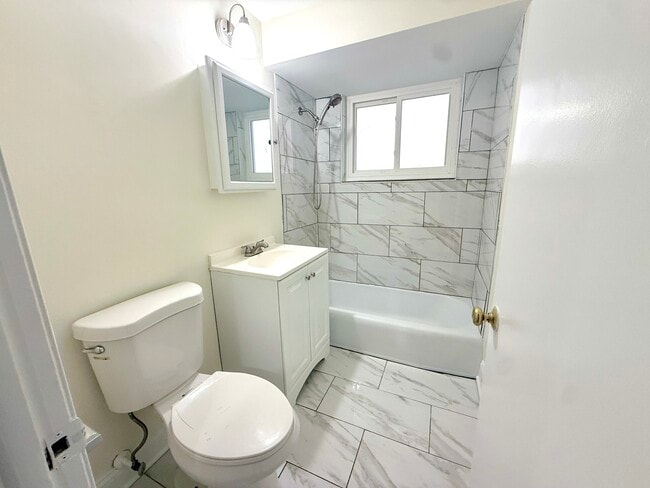 Building Photo - 11137 S Emerald Ave