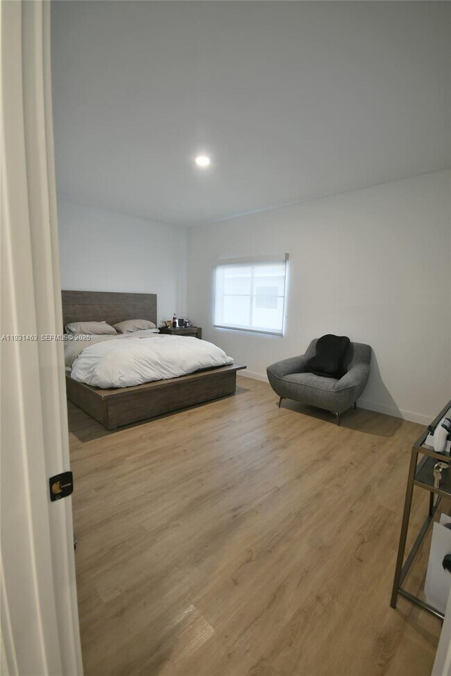 Building Photo - 1339 NW 2nd Ln