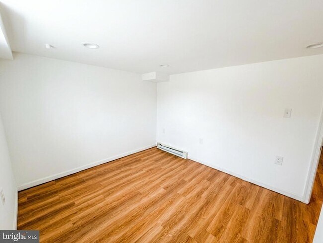 Building Photo - 209 4th Ave