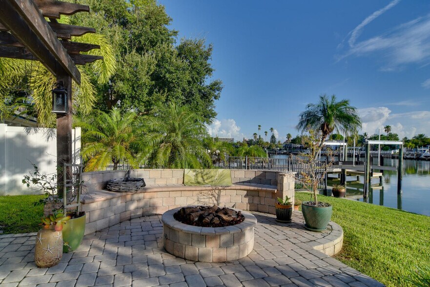 Building Photo - 301 N Tessier Dr