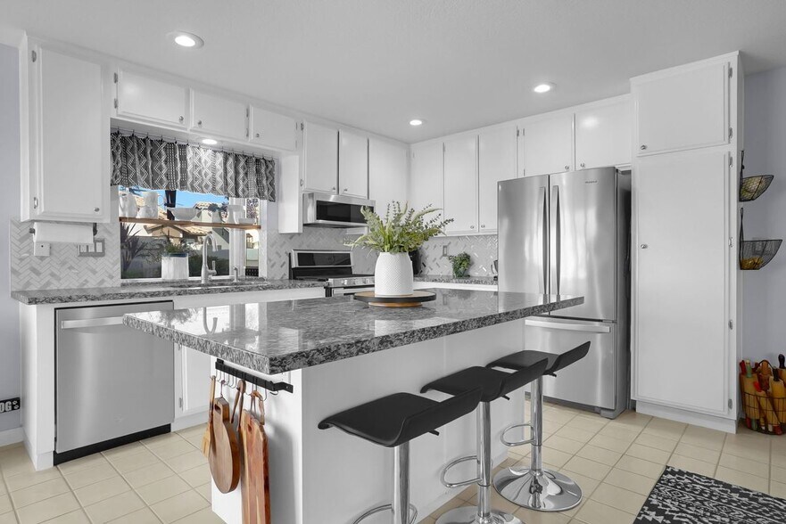 Building Photo - 885 Oakland Hills Dr
