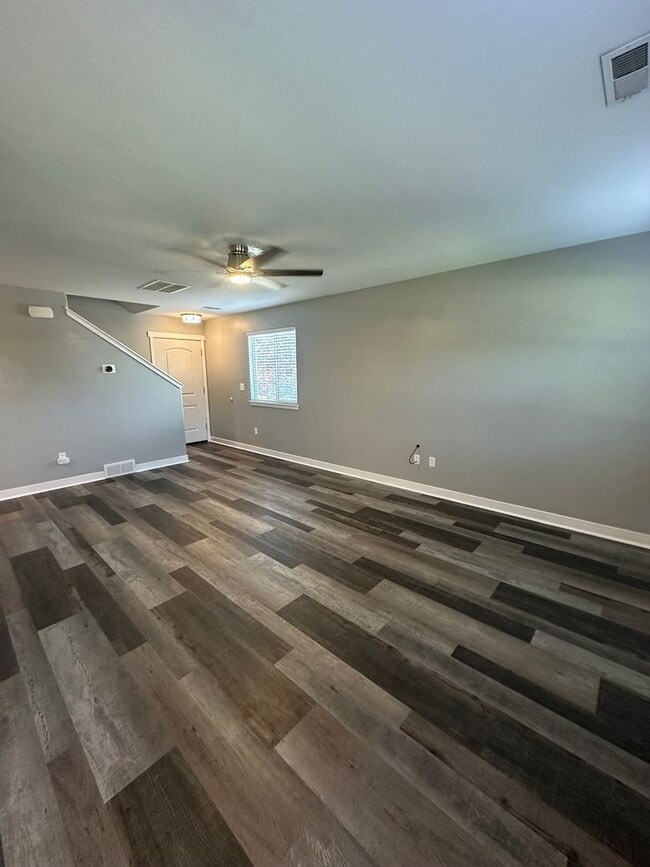 Building Photo - 3 Weeks Rent FREE! Modern 3 Bed 2.5 Bath T...