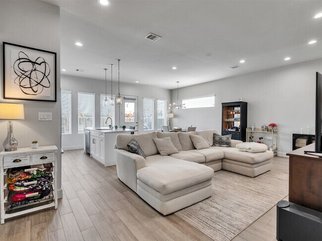 Building Photo - 5702 Rucio Ln