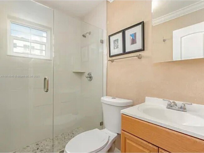 Building Photo - 633 NE 2nd Ave