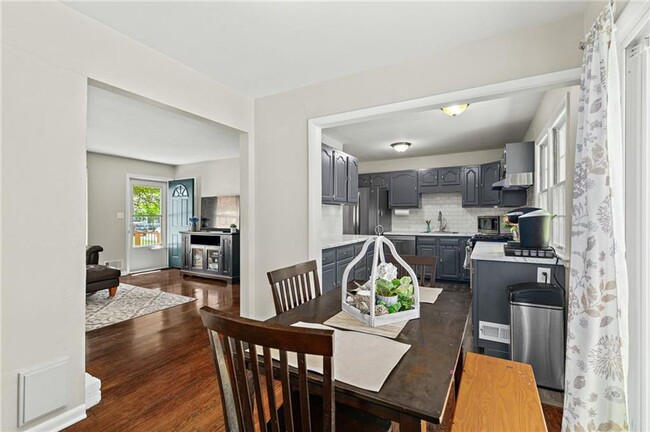 Building Photo - Adorable Three Bedroom Ranch in Overland Parkh